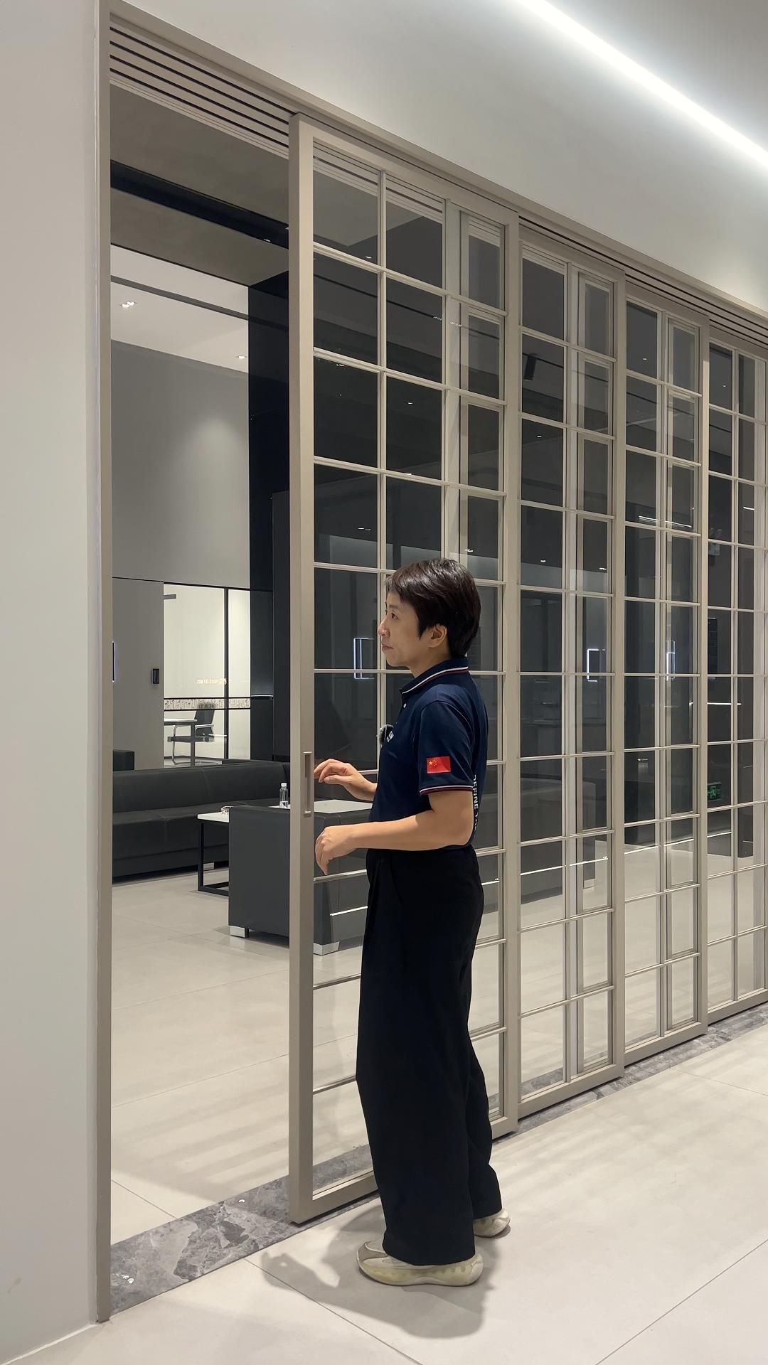 Multi-track linkage sliding door design